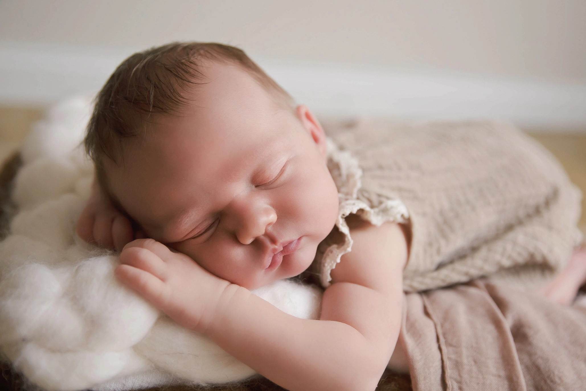 Schlafendes Baby liegt auf dem Bauch